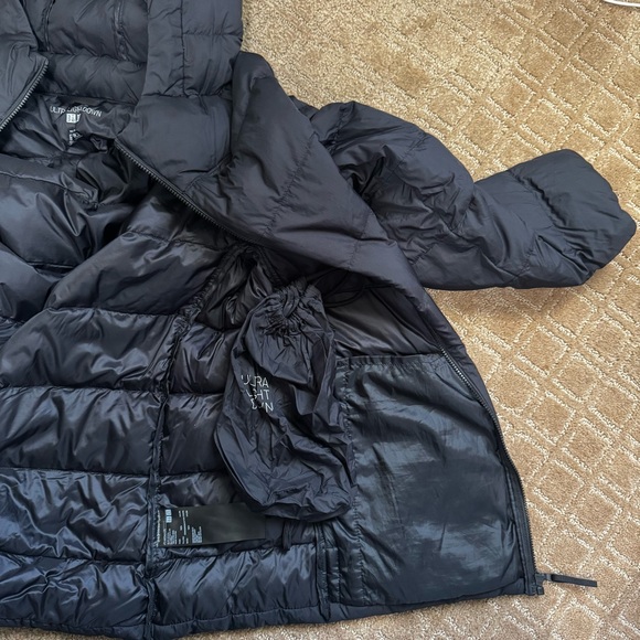 Uniqlo Women's Black Puffer Jacket - Picture 9 of 10